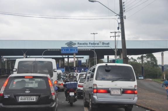 Aproximando-se da fronteira Brasil-Paraguai, em Foz do Iguaçu - PR